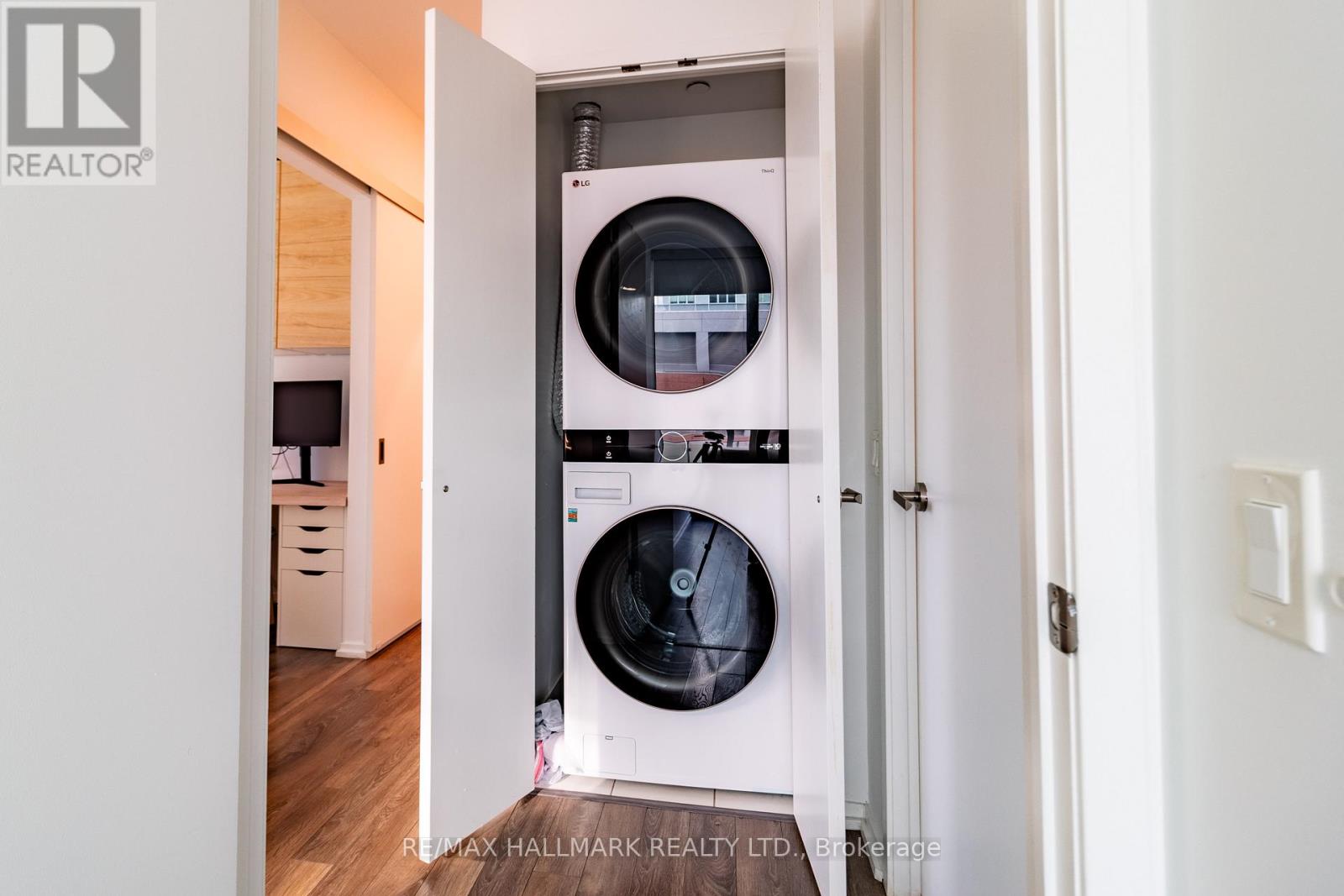 1105 - 197 Yonge Street, Toronto, Ontario  M5B 1M4 - Photo 22 - C12677634