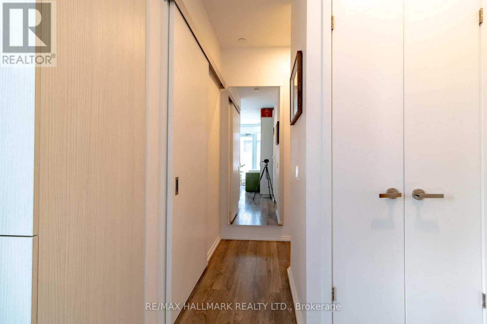 1105 - 197 Yonge Street, Toronto, Ontario  M5B 1M4 - Photo 4 - C12677634