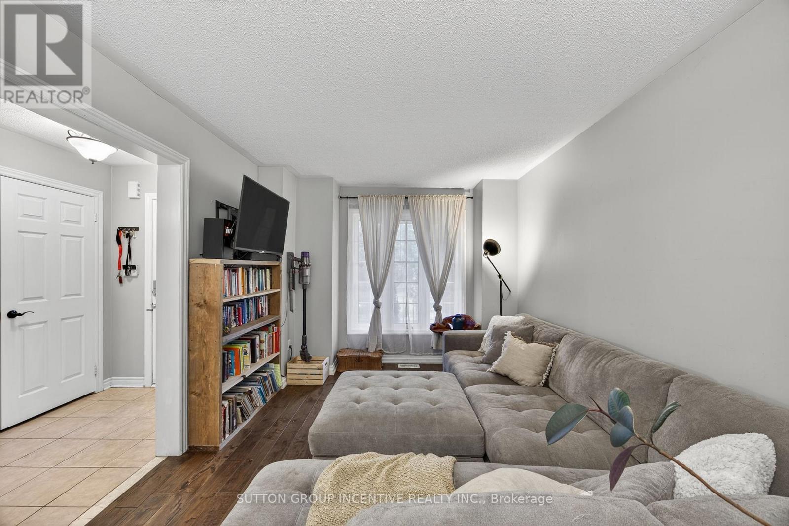 4 Dunnett Drive, Barrie (Ardagh), Ontario  L4N 0H8 - Photo 4 - S12677784