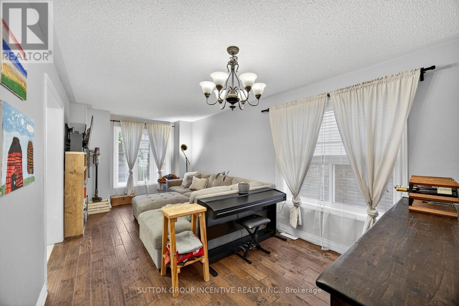 4 Dunnett Drive, Barrie (Ardagh), Ontario  L4N 0H8 - Photo 6 - S12677784