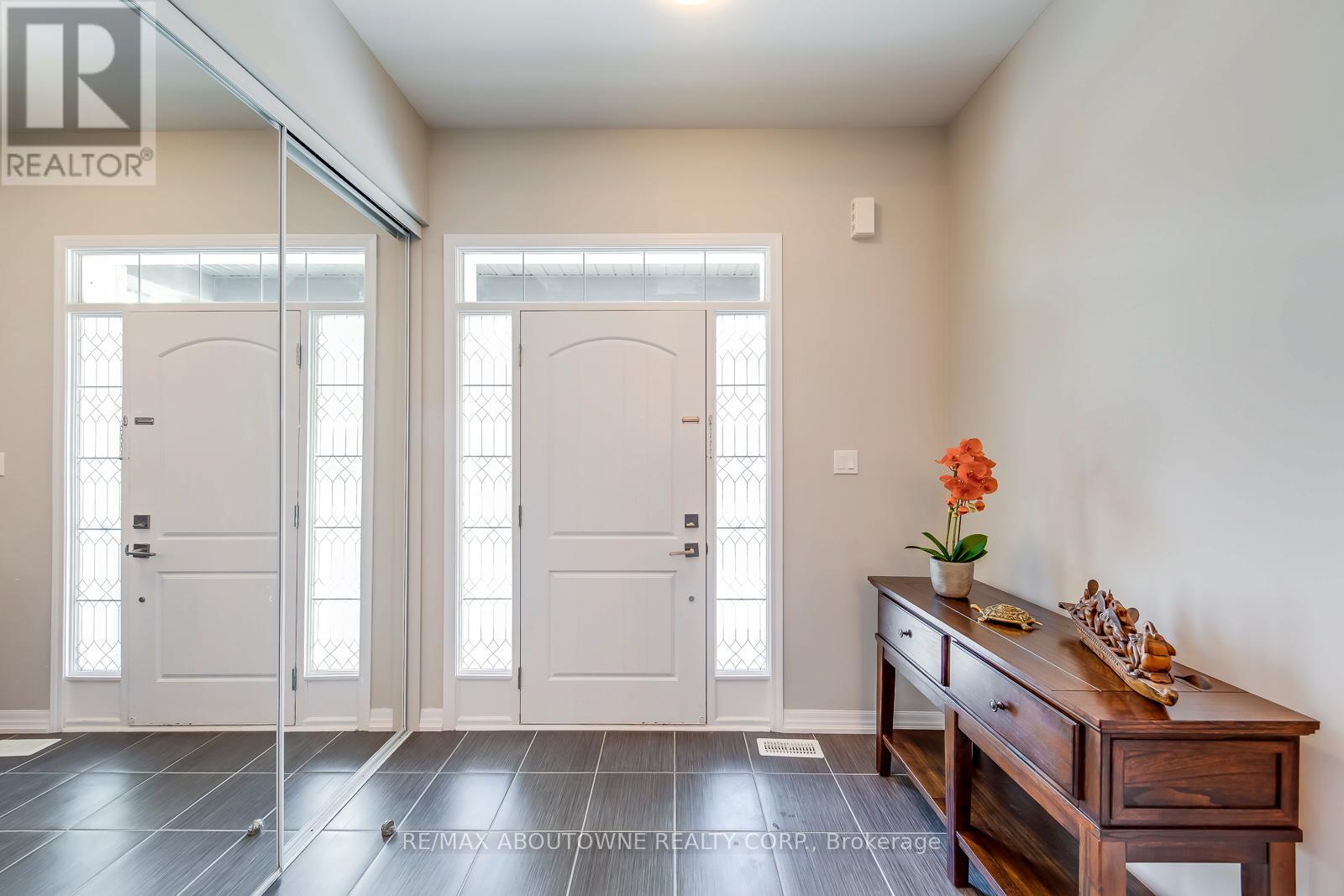 3302 Jacob Way, Oakville, Ontario  L6M 5J9 - Photo 4 - W12677638