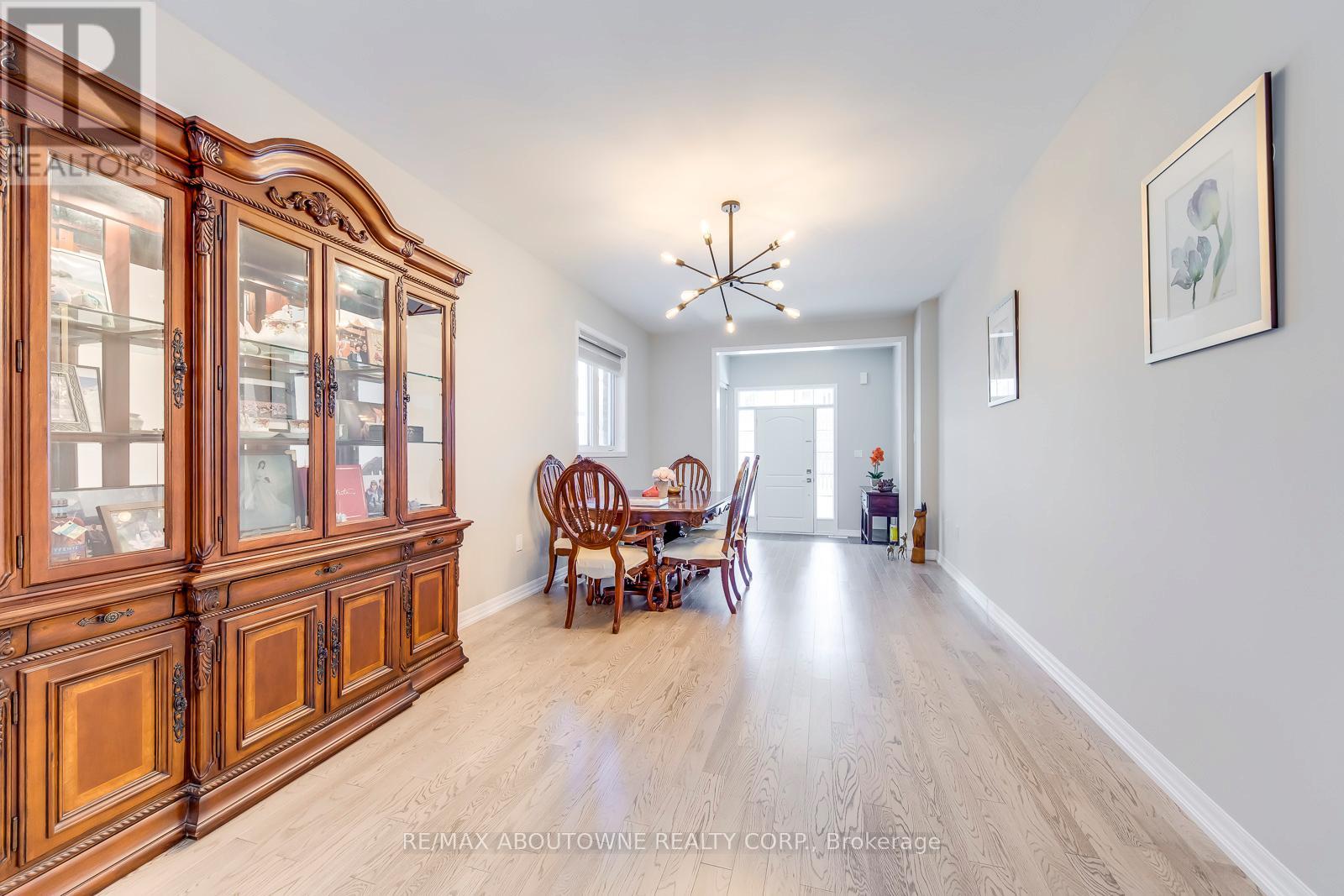 3302 Jacob Way, Oakville, Ontario  L6M 5J9 - Photo 6 - W12677638