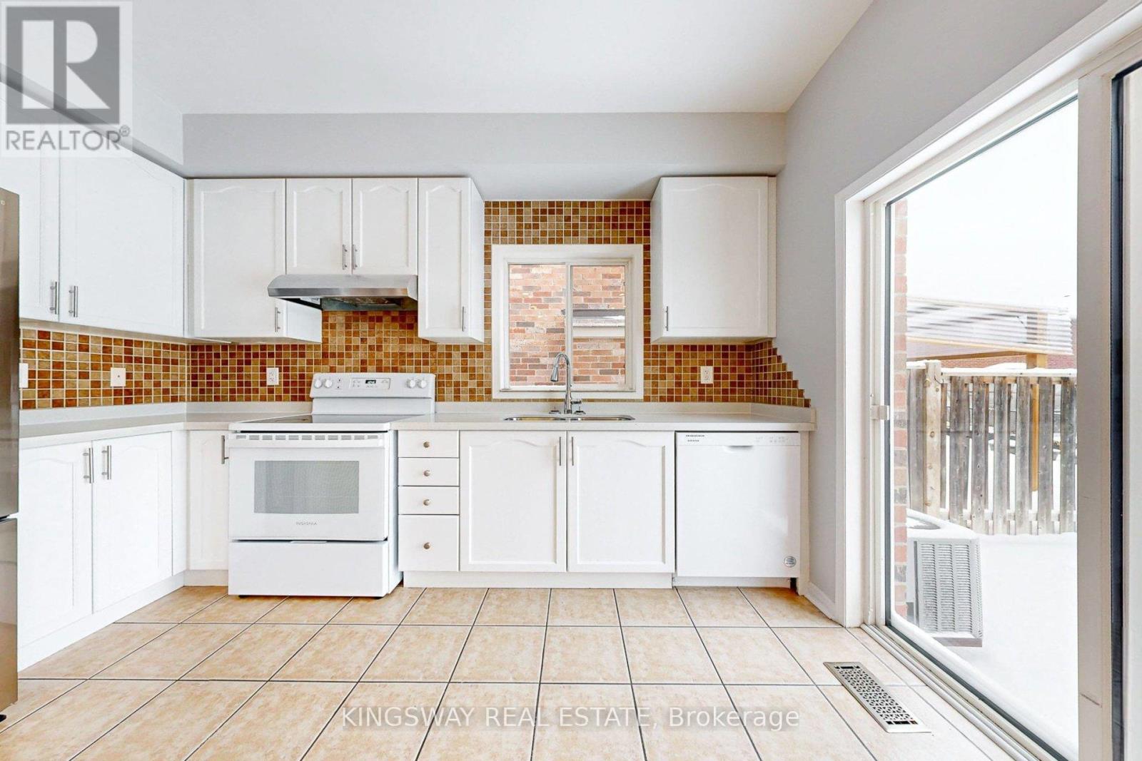 84 Abbotsbury Drive, Brampton, Ontario  L6X 0S2 - Photo 4 - W12677808