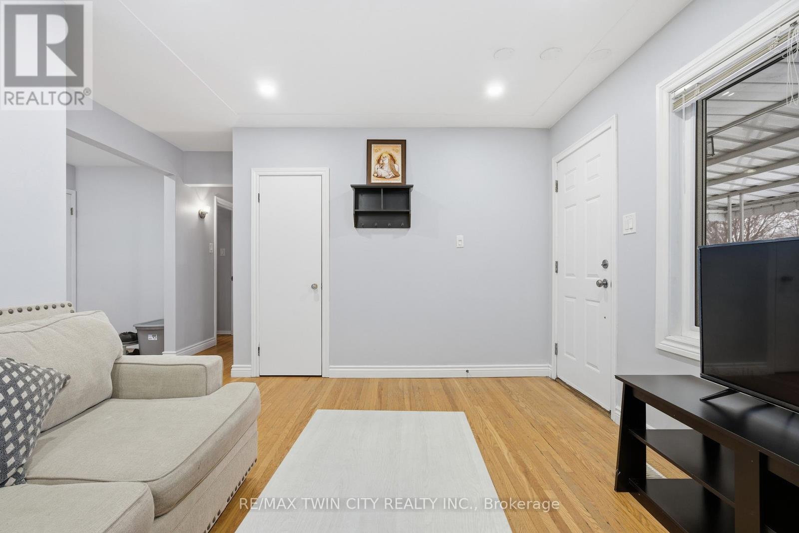 18 Harber Avenue, Kitchener, Ontario  N2C 1Y8 - Photo 7 - X12677744