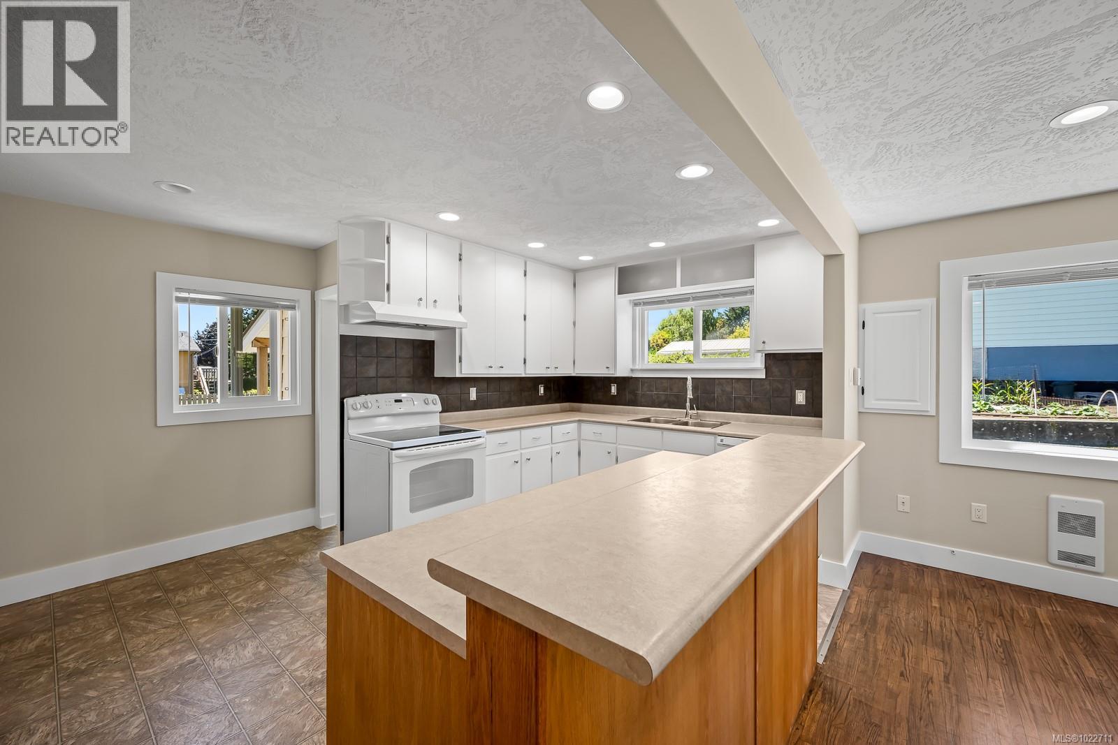 1825 Robb Ave, Comox, British Columbia  V9M 2C9 - Photo 15 - 1022711