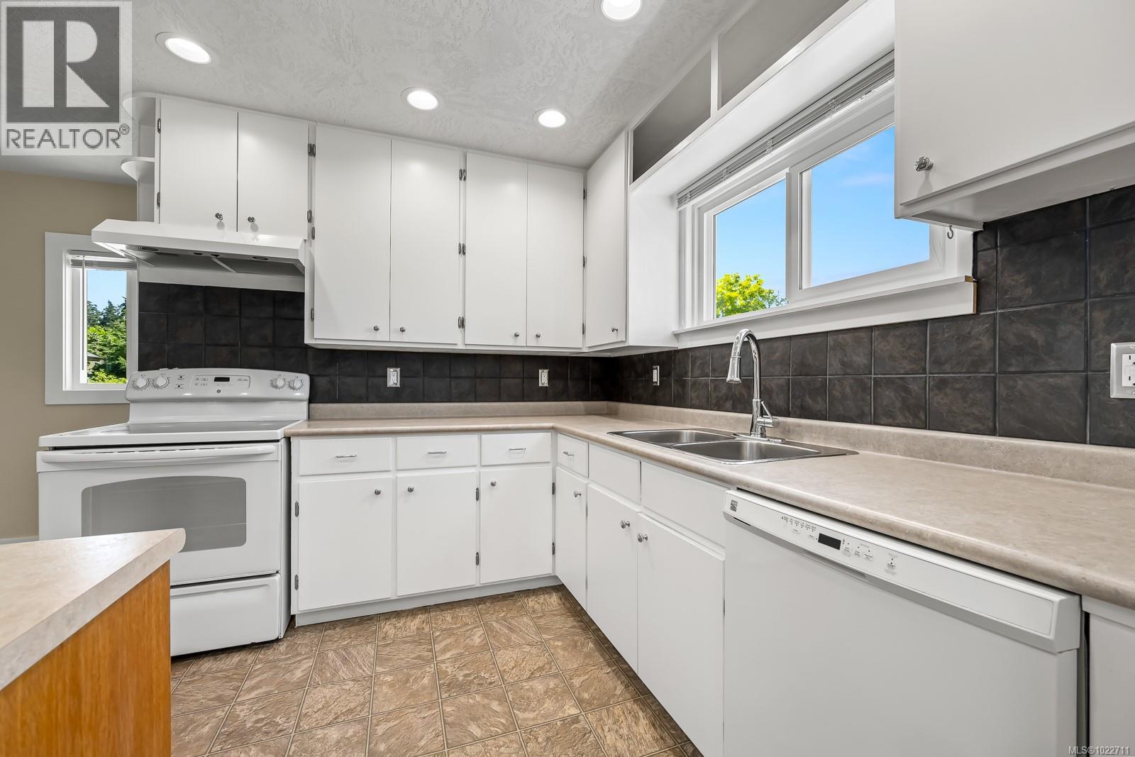 1825 Robb Ave, Comox, British Columbia  V9M 2C9 - Photo 12 - 1022711