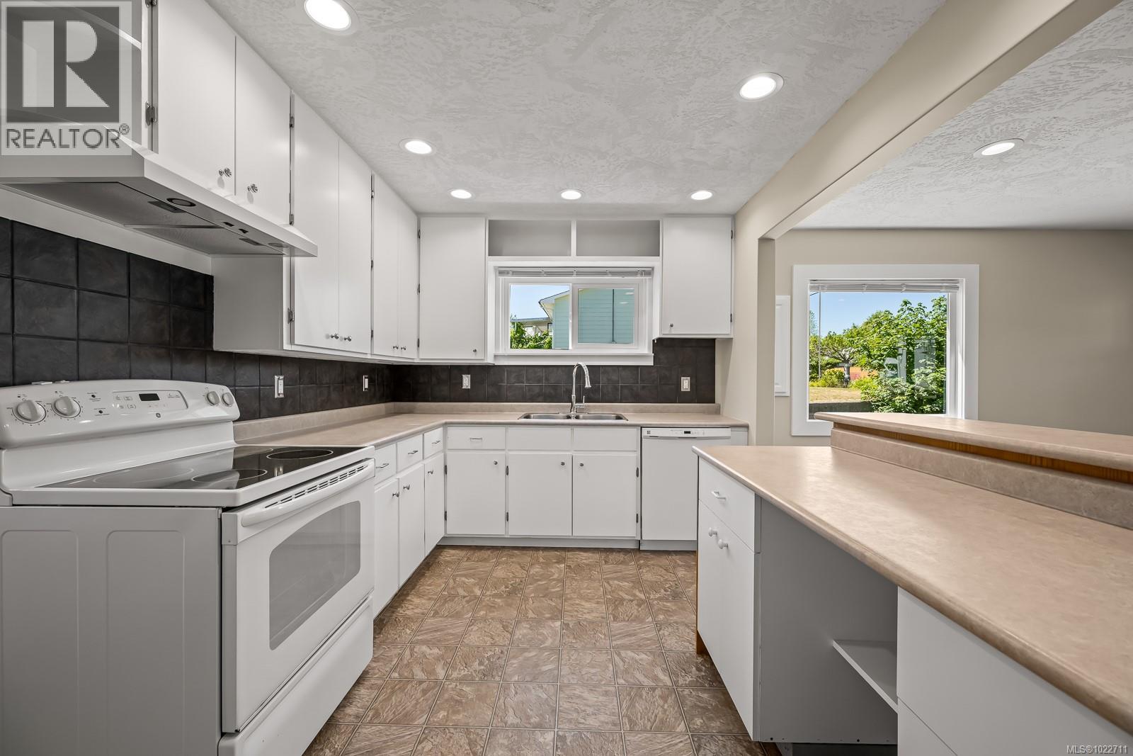 1825 Robb Ave, Comox, British Columbia  V9M 2C9 - Photo 3 - 1022711