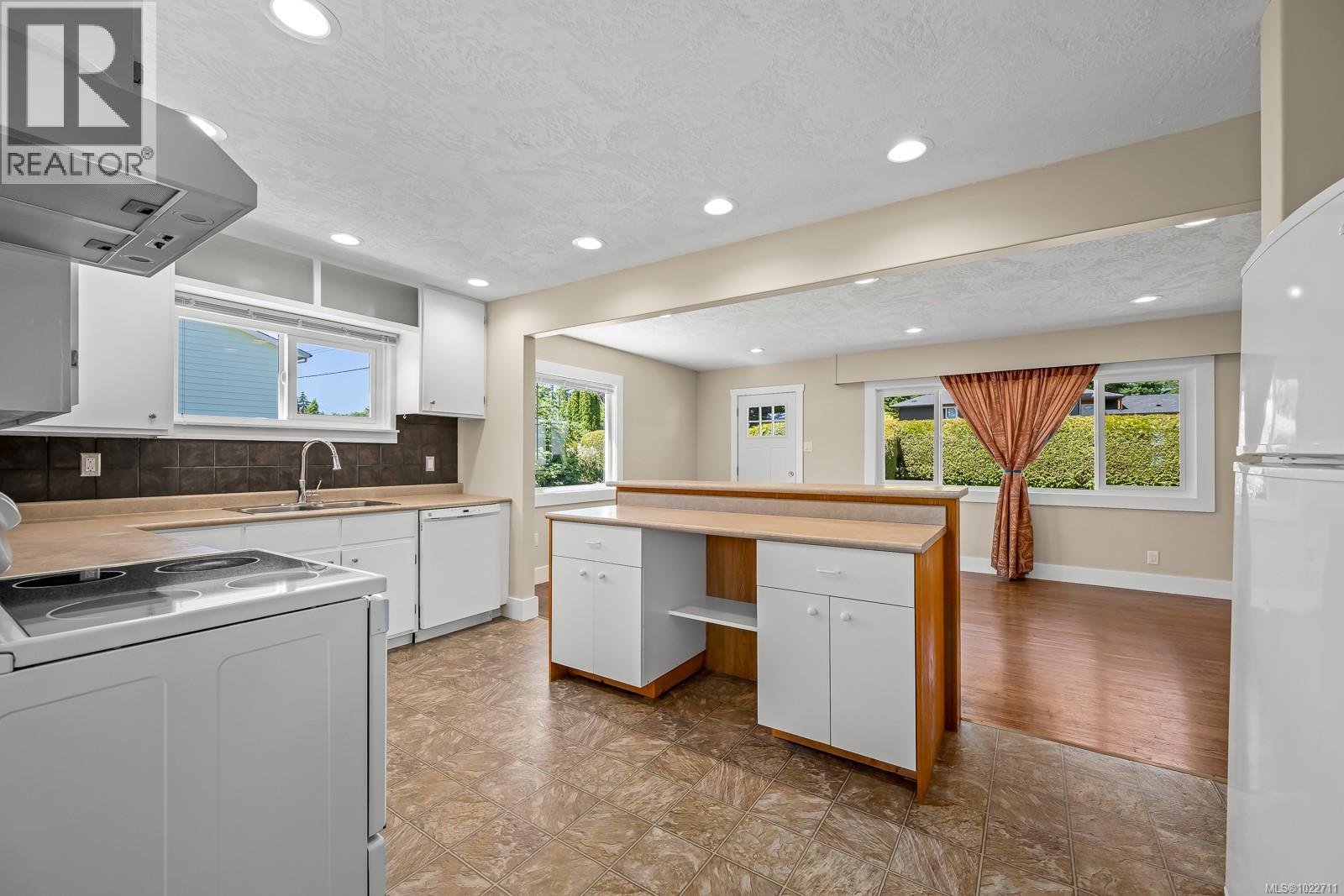 1825 Robb Ave, Comox, British Columbia  V9M 2C9 - Photo 2 - 1022711