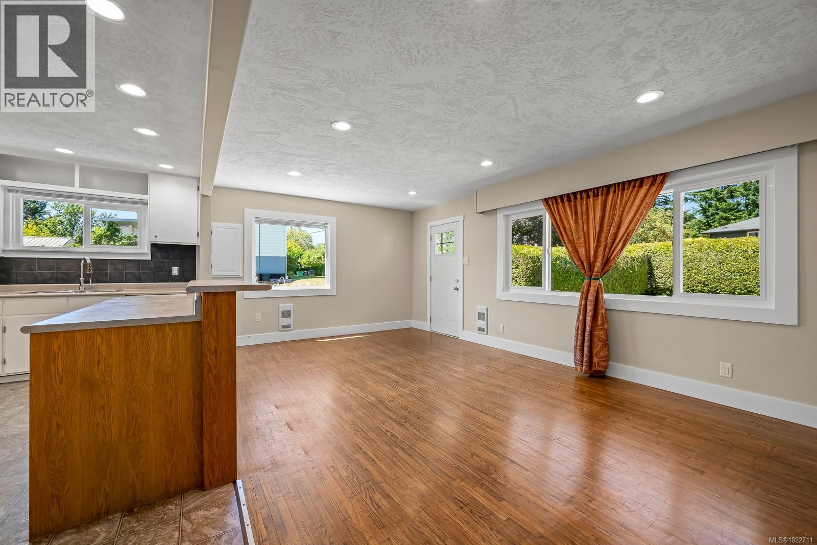 1825 Robb Ave, Comox, British Columbia  V9M 2C9 - Photo 4 - 1022711