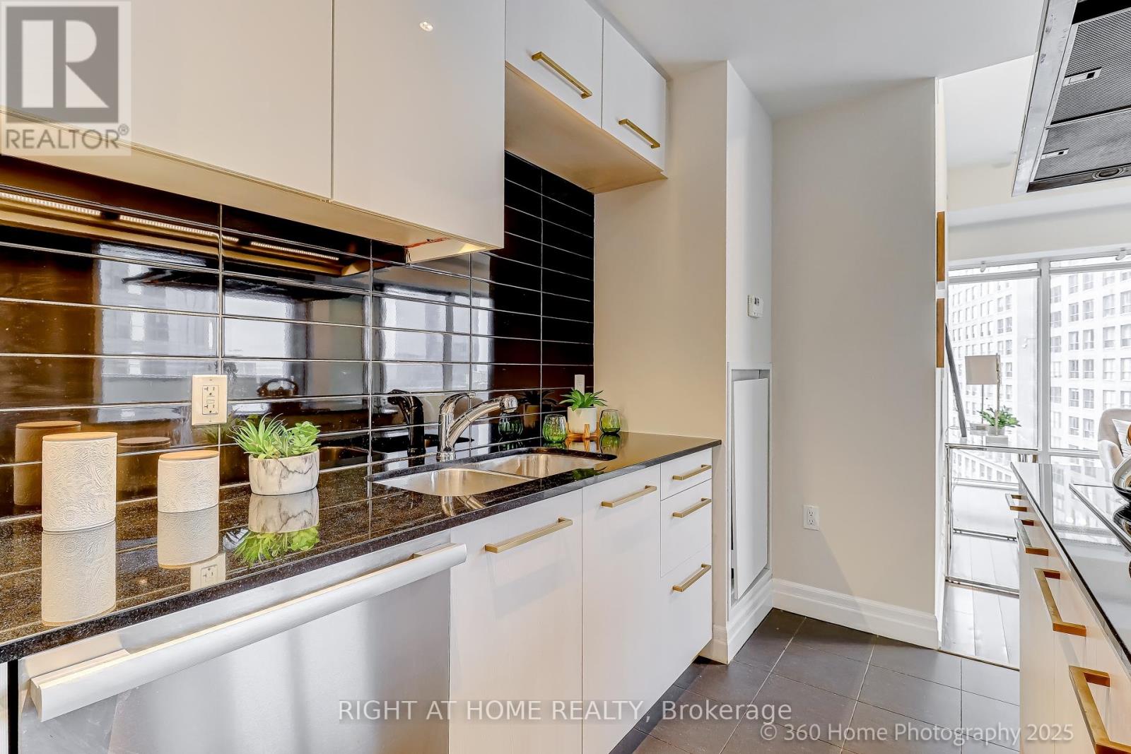 908 - 8 The Esplanade, Toronto, Ontario  M5E 0A6 - Photo 3 - C12677910