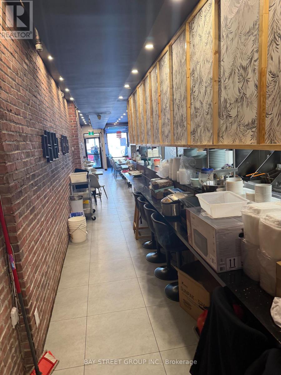 Main Fl - 515 Bloor Street W, Toronto, Ontario  M5S 1Y4 - Photo 4 - C12677962