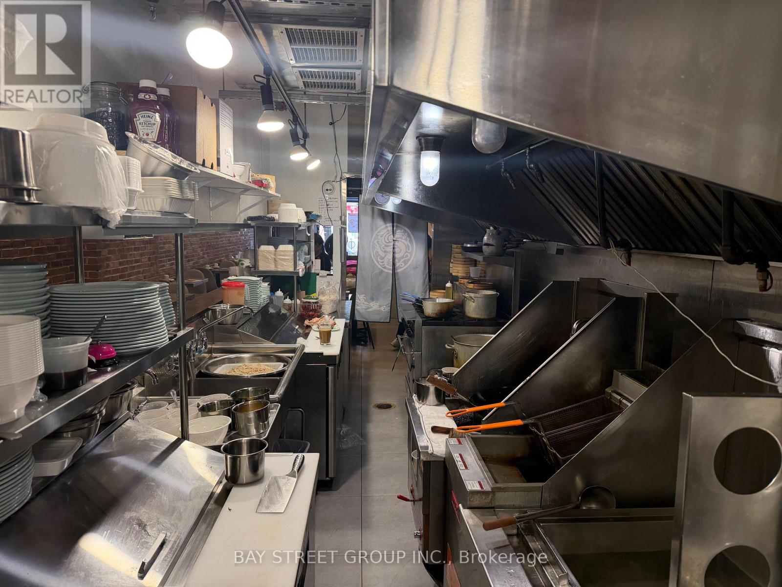 Main Fl - 515 Bloor Street W, Toronto, Ontario  M5S 1Y4 - Photo 5 - C12677962