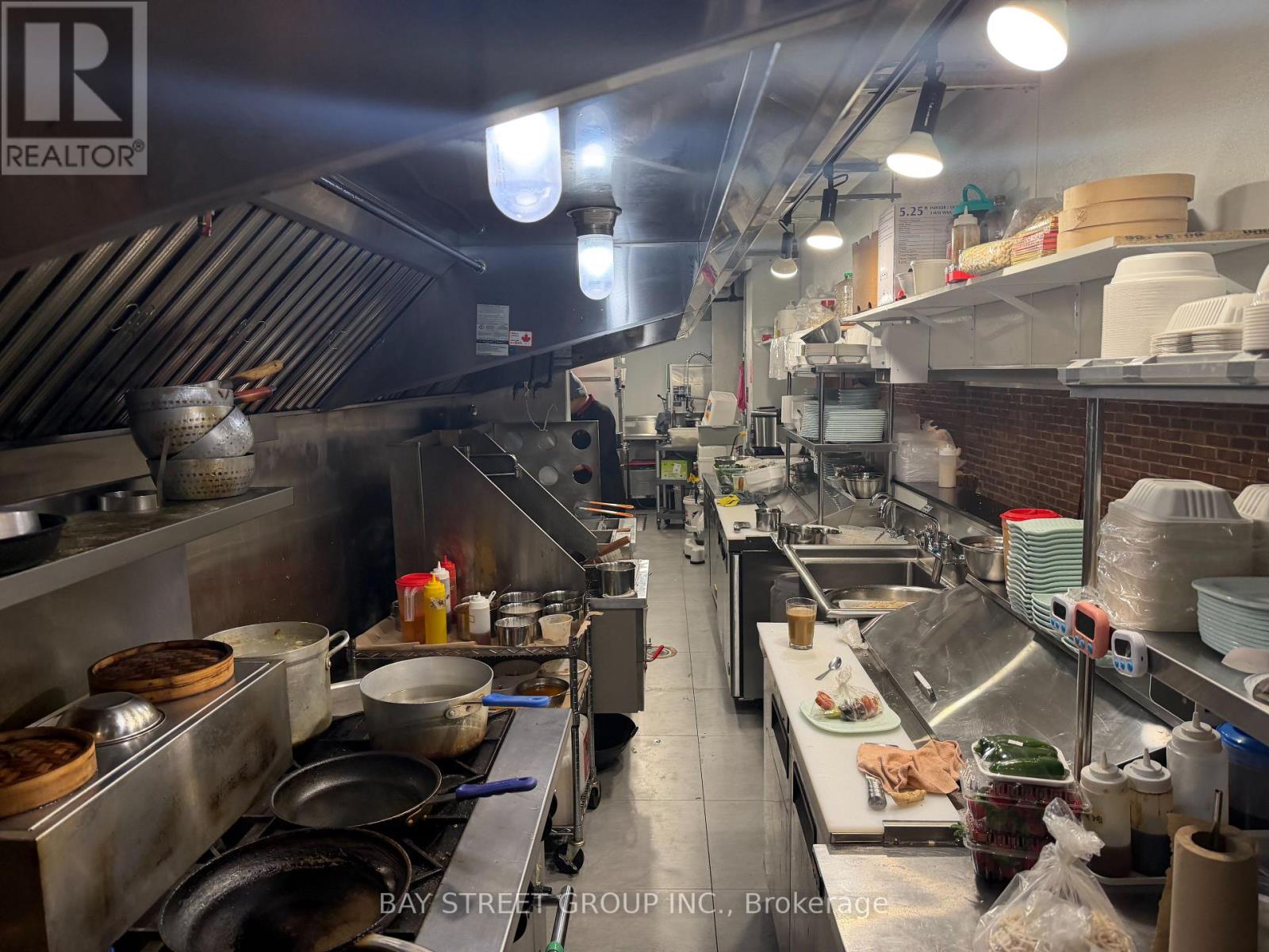 Main Fl - 515 Bloor Street W, Toronto, Ontario  M5S 1Y4 - Photo 6 - C12677962