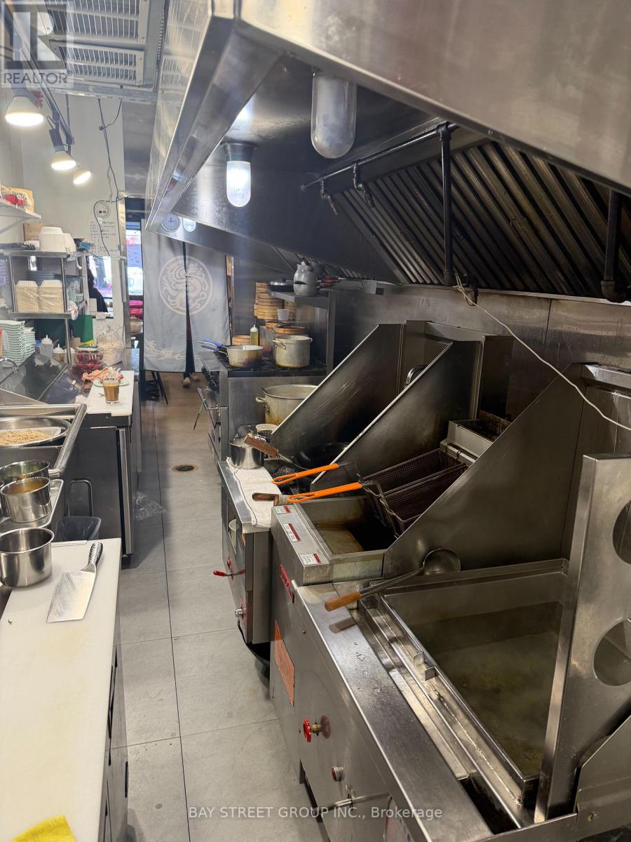 Main Fl - 515 Bloor Street W, Toronto, Ontario  M5S 1Y4 - Photo 7 - C12677962