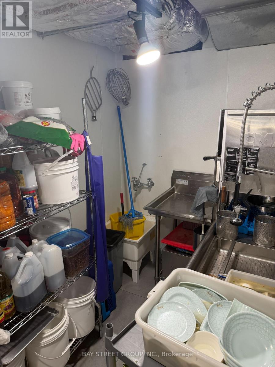 Main Fl - 515 Bloor Street W, Toronto, Ontario  M5S 1Y4 - Photo 9 - C12677962