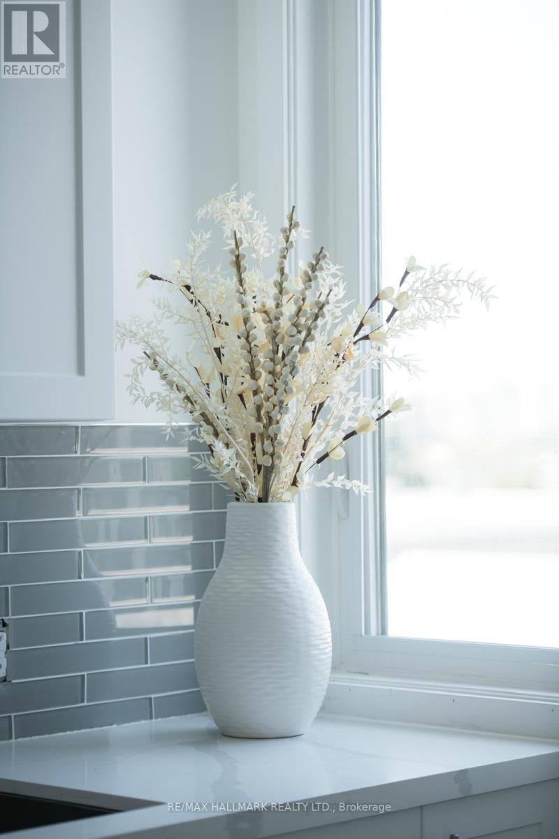 2 - 1463 O'connor Drive, Toronto, Ontario  M4B 2V5 - Photo 5 - E12677924