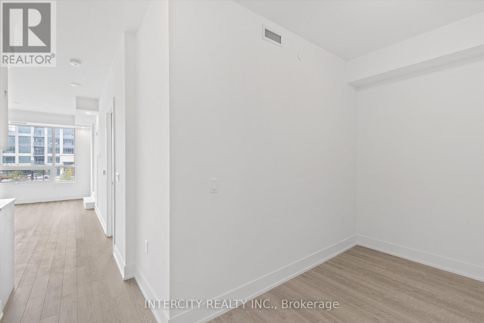 250 - 2075 King Road, King, Ontario  L7B 0R6 - Photo 4 - N12677948