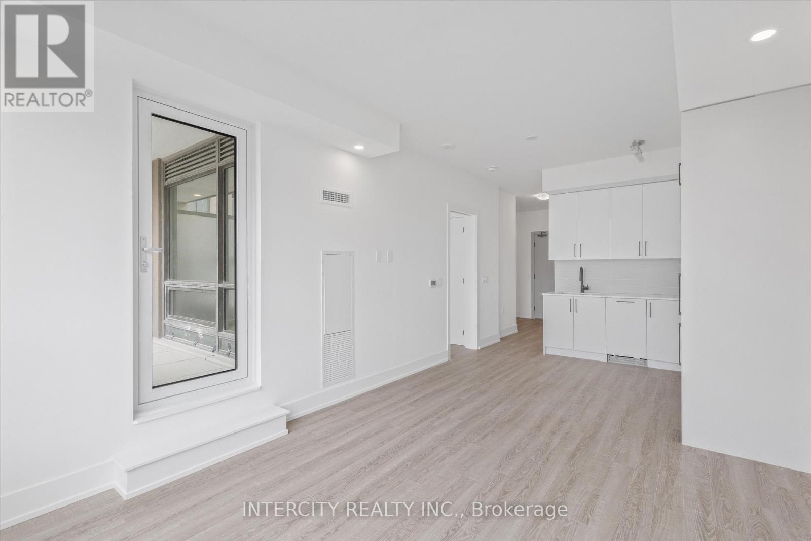 250 - 2075 King Road, King, Ontario  L7B 0R6 - Photo 7 - N12677948