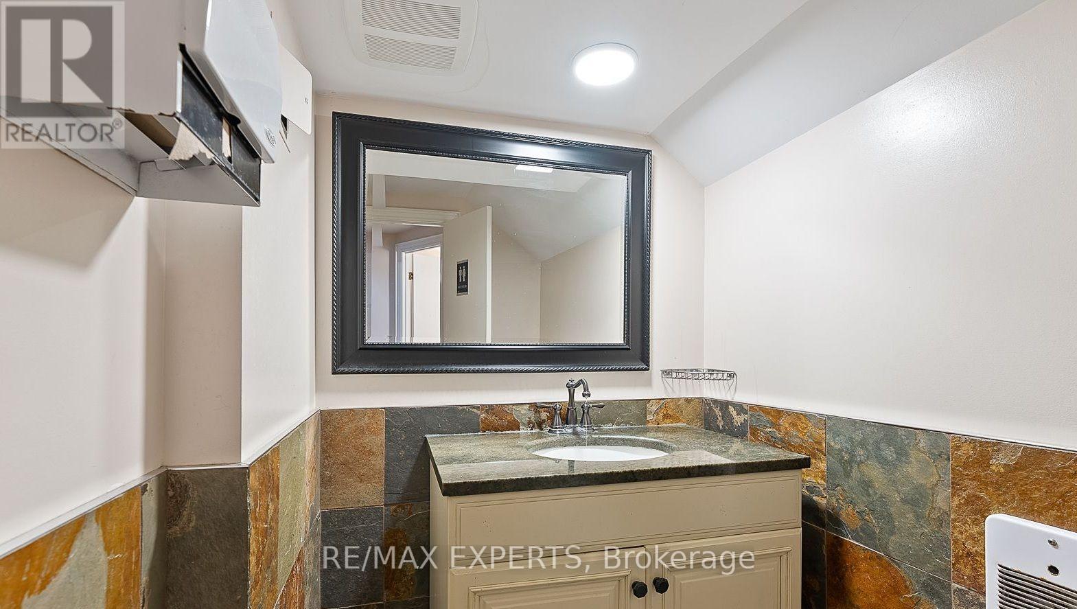 100 - 20 Stavebank Road, Mississauga, Ontario  L5G 2T4 - Photo 4 - W12677882