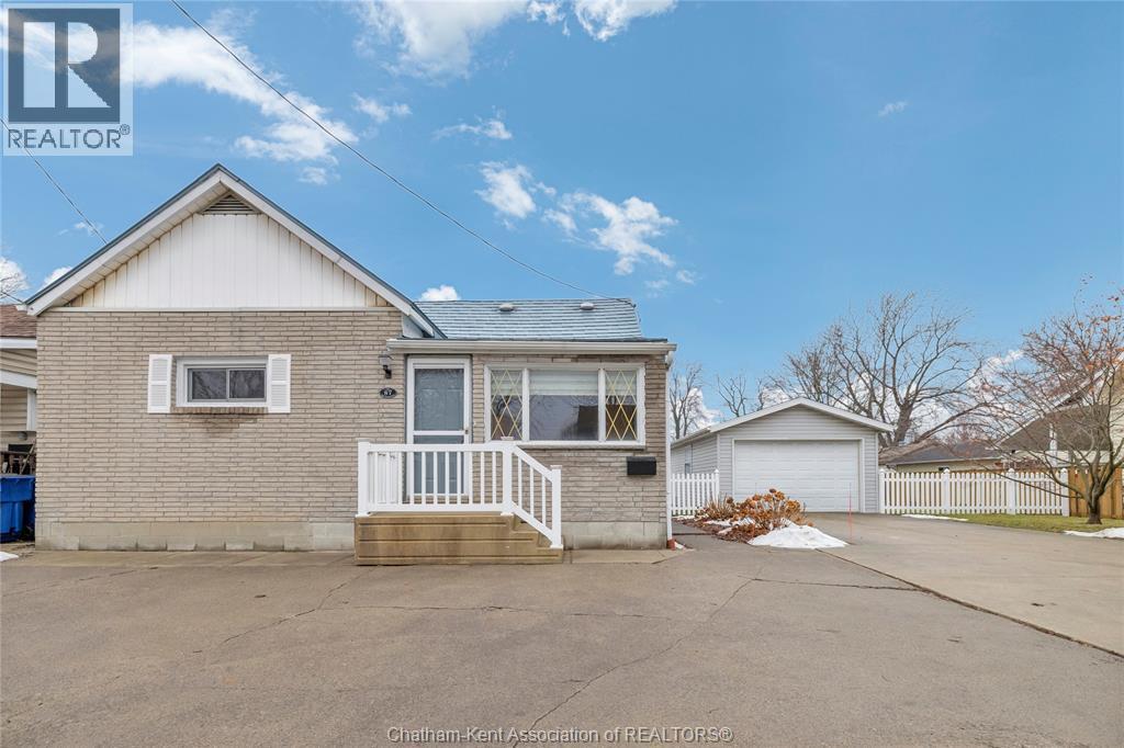 MLS# 26000618: 87 Park AVENUE, Chatham, Canada
