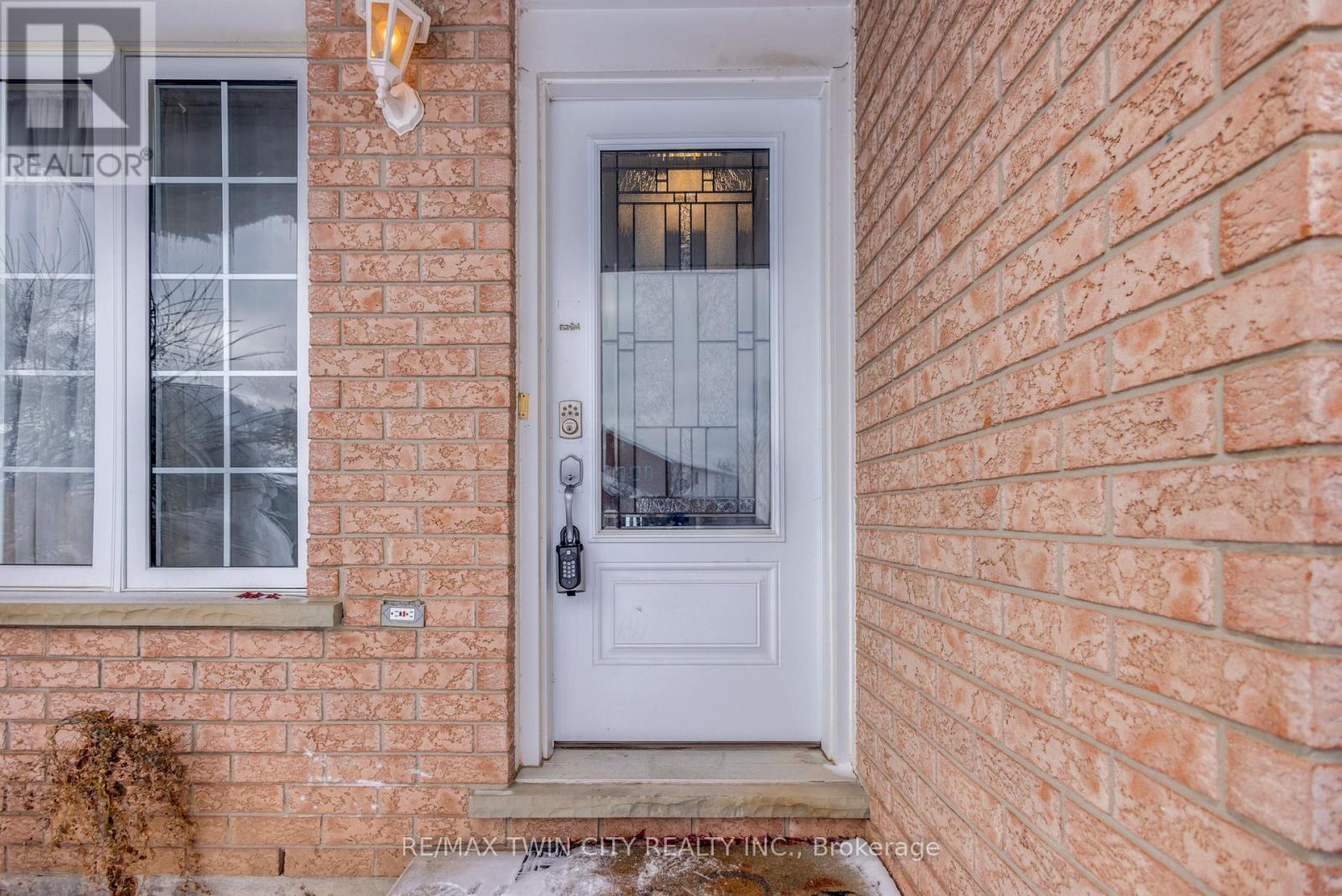 28 Ridgeway Crescent, Kitchener, Ontario  N2E 3M3 - Photo 2 - X12677856