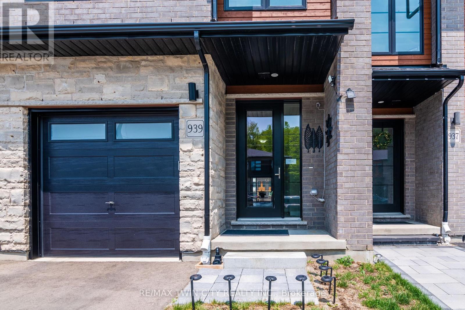 939 Robert Ferrie Drive, Kitchener, Ontario  N2R 1P2 - Photo 4 - X12677930