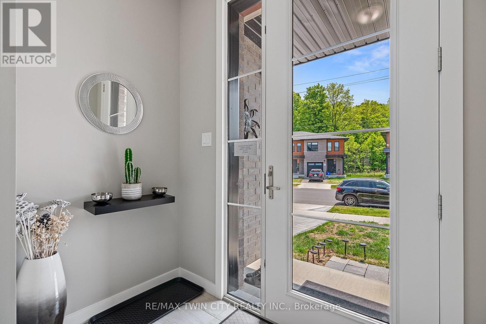 939 Robert Ferrie Drive, Kitchener, Ontario  N2R 1P2 - Photo 9 - X12677930