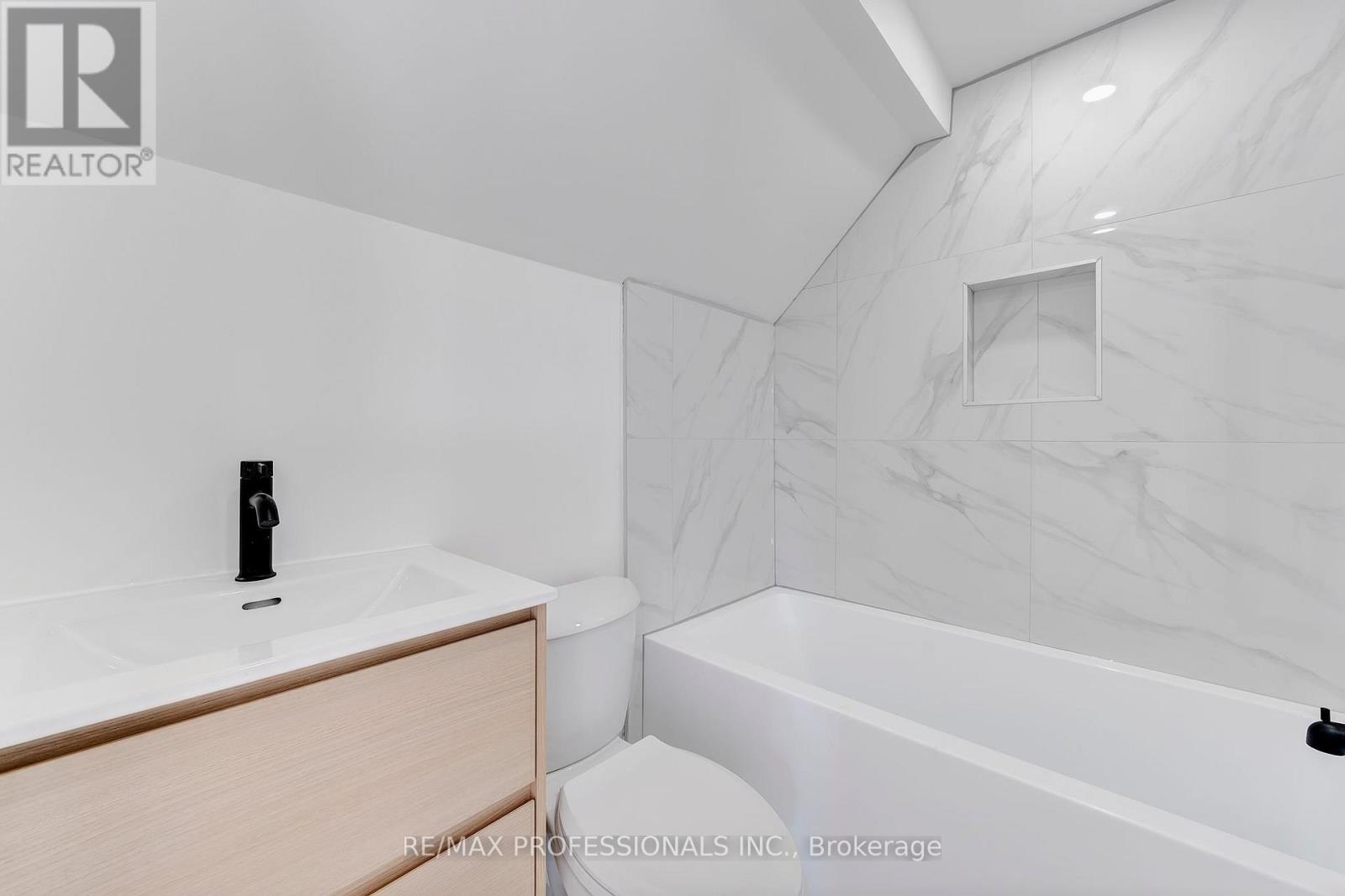 27 Oakdale Avenue, St. Catharines, Ontario  L2P 2B8 - Photo 9 - X12677950