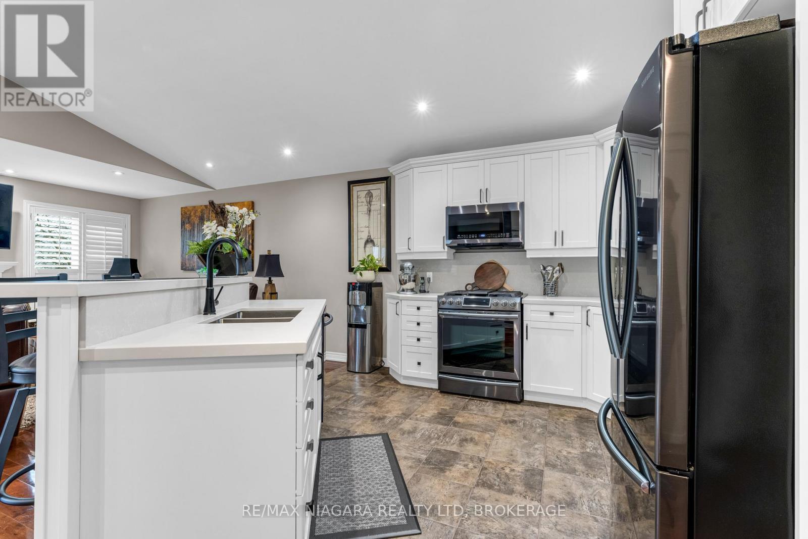 30 Ball Avenue E, St. Catharines, Ontario  L2T 1B5 - Photo 5 - X12678086