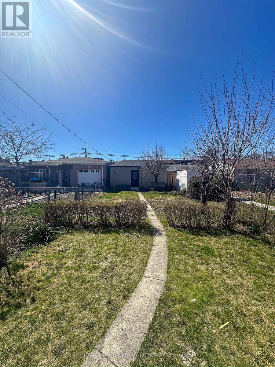 Upper - 118 Greenlaw Avenue, Toronto, Ontario  M6H 3V5 - Photo 10 - W12677192