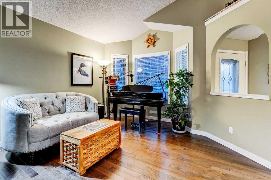 28 Hawktree Circle Nw, Calgary, Alberta  T3G 3M2 - Photo 2 - A2276707