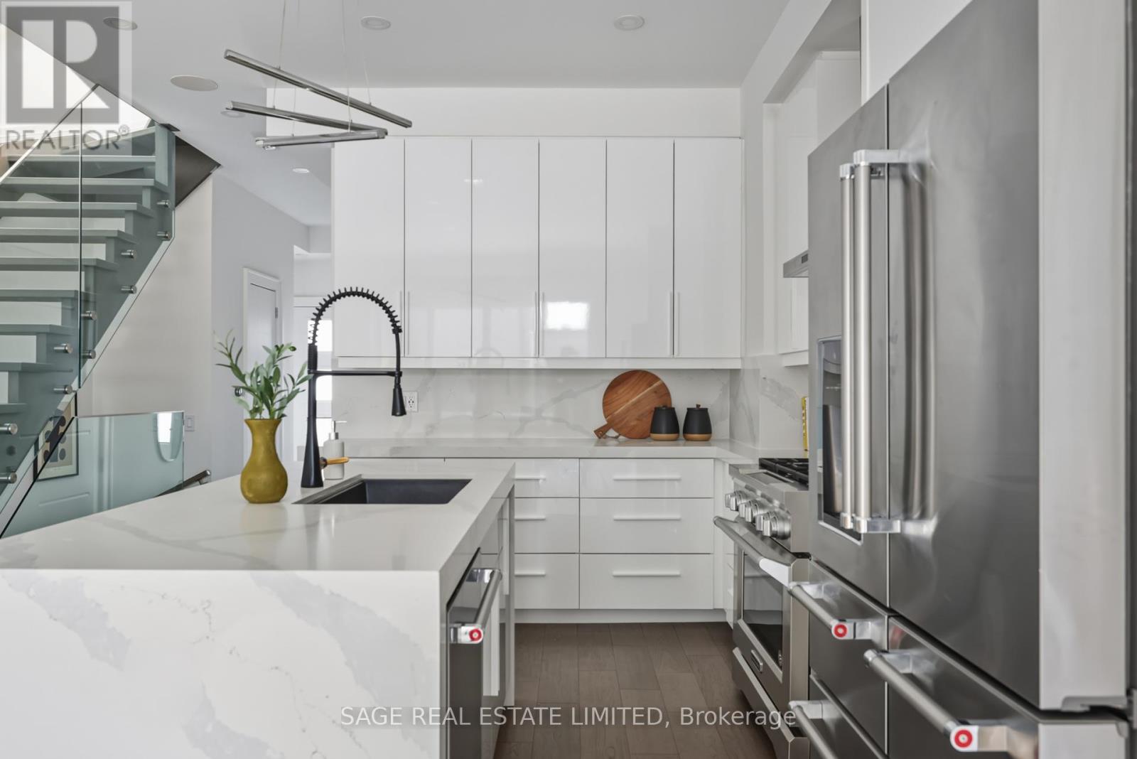 99a Memorial Park Avenue, Toronto, Ontario  M4J 2K1 - Photo 8 - E12678008