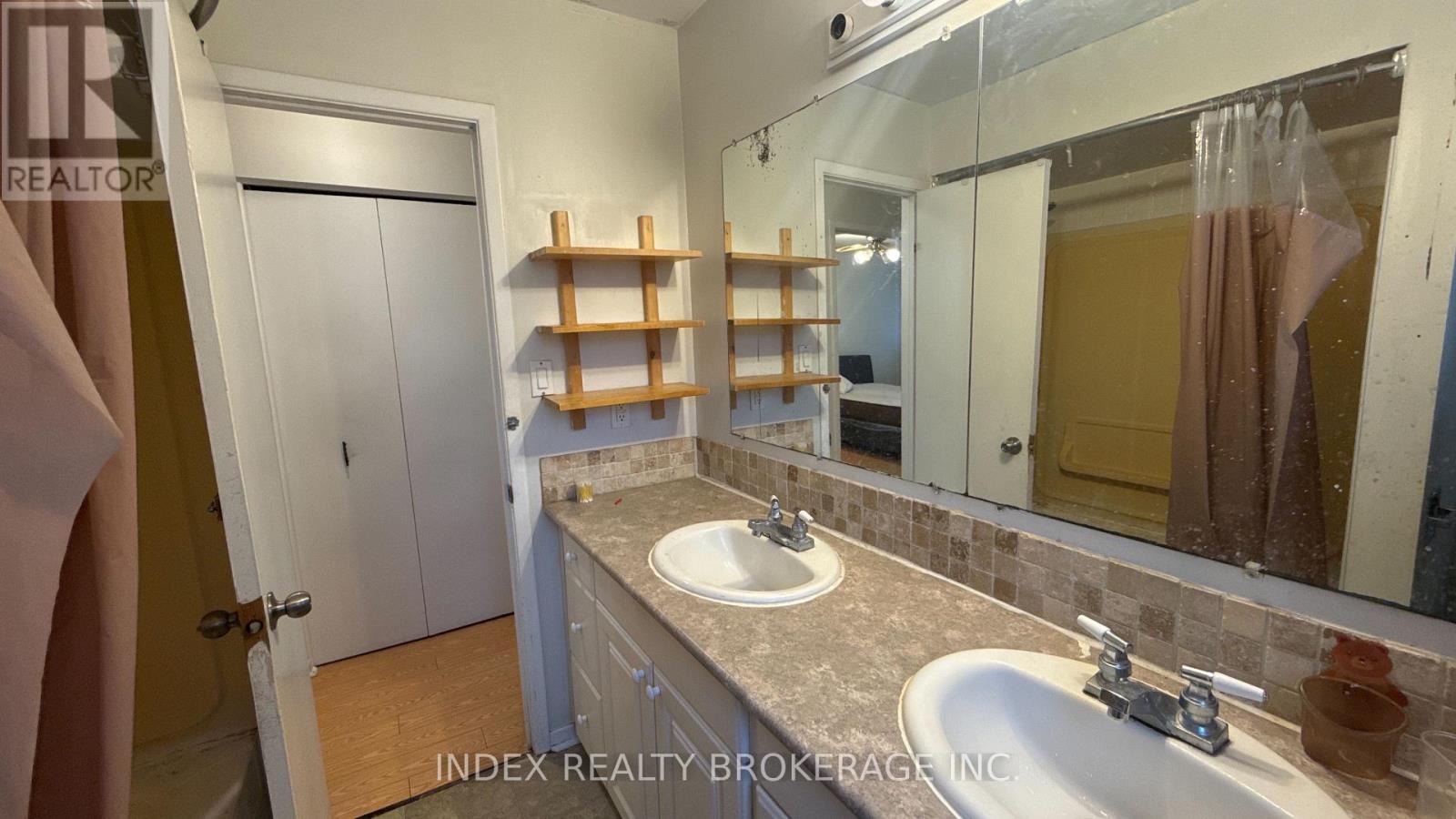 10 Lynwood Court, Brampton, Ontario  L6V 2X4 - Photo 15 - W12670088