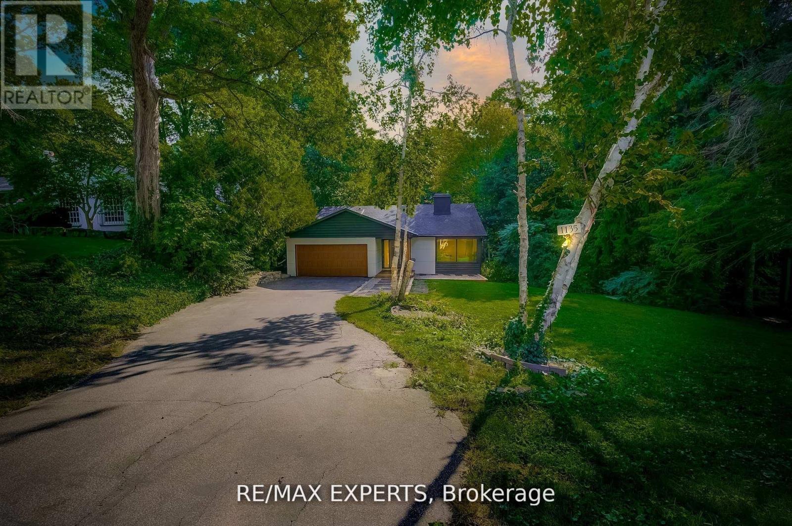 1135 Greenoaks Drive, Mississauga, Ontario  L5J 3A1 - Photo 3 - W12677994