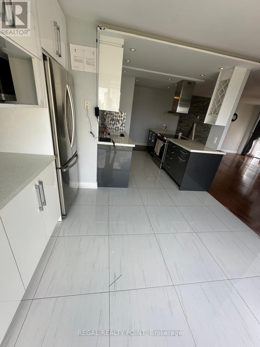 1111 - 350 Webb Drive, Mississauga, Ontario  L5B 3W4 - Photo 4 - W12678042