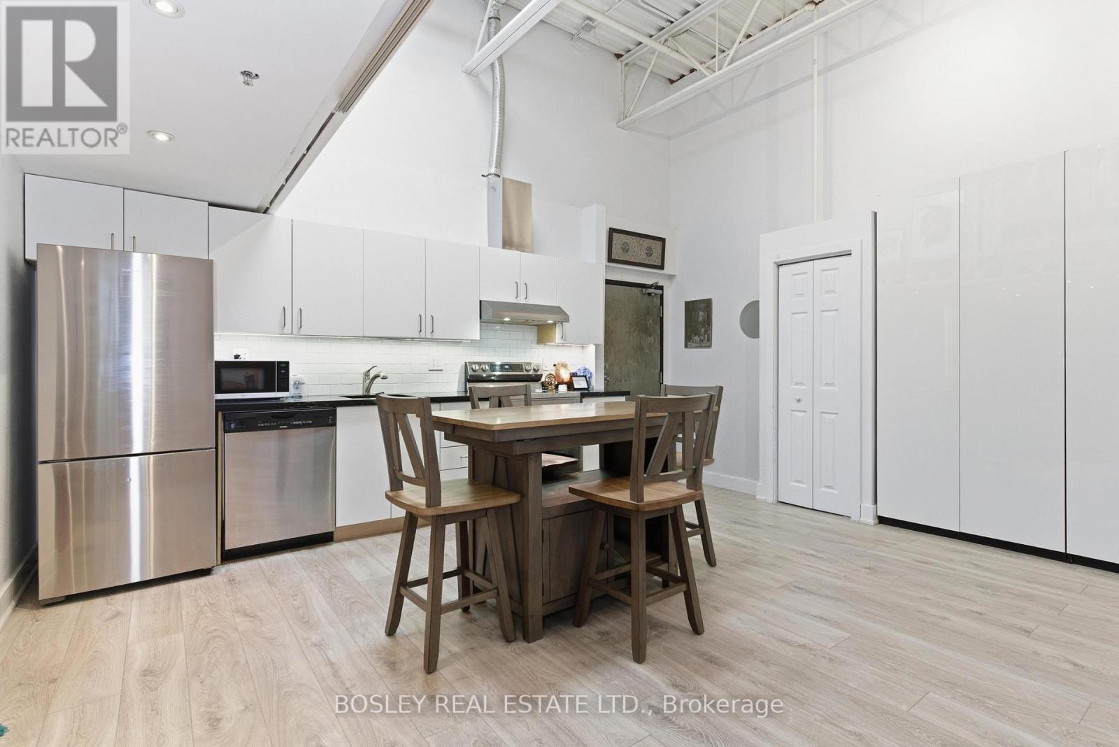 209 - 347 Sorauren Avenue, Toronto, Ontario M6R 2G8 - Photo 6 - W12678152