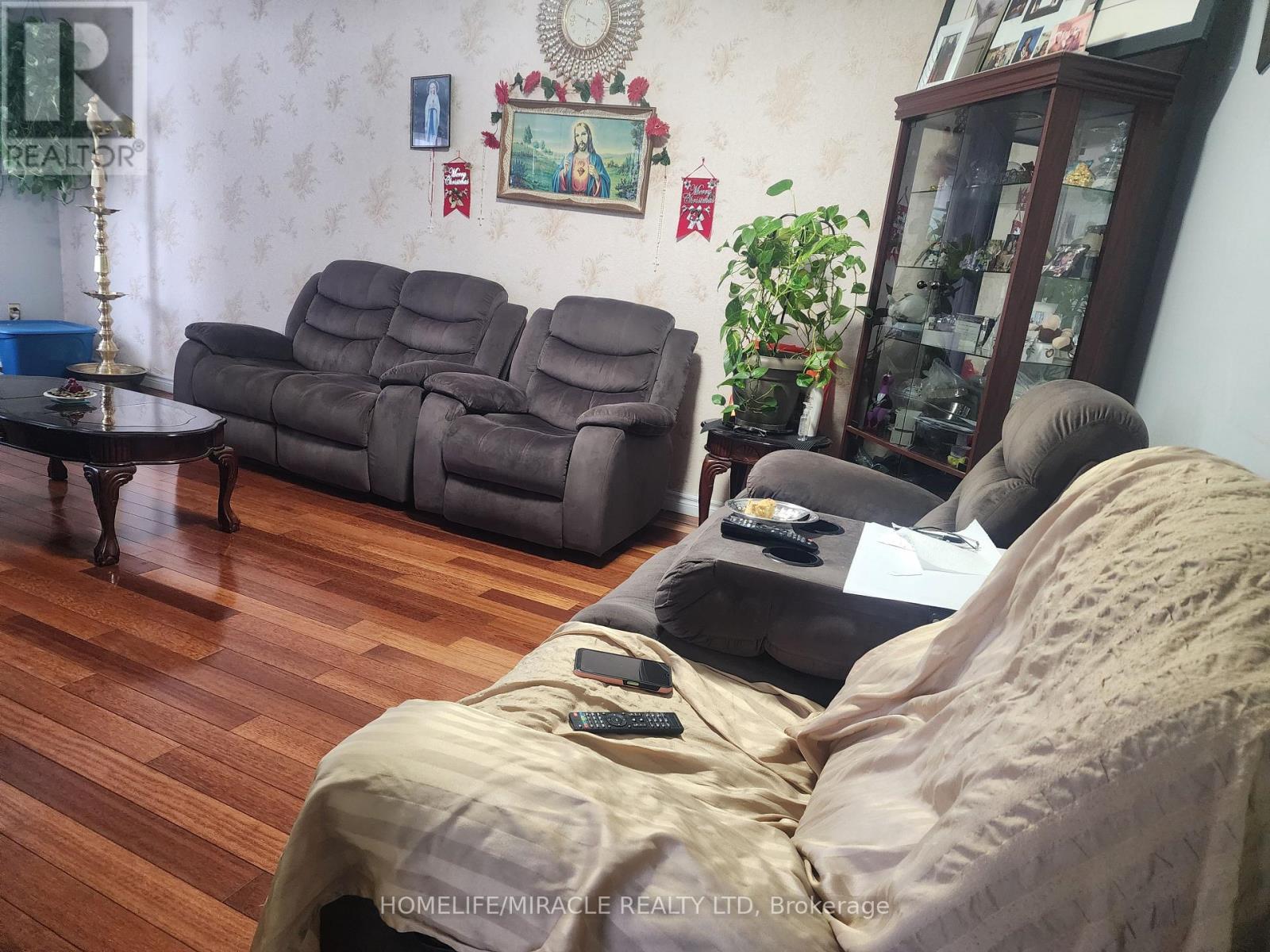 63 Alexandria Crescent, Brampton, Ontario  L6T 1N2 - Photo 2 - W12678164