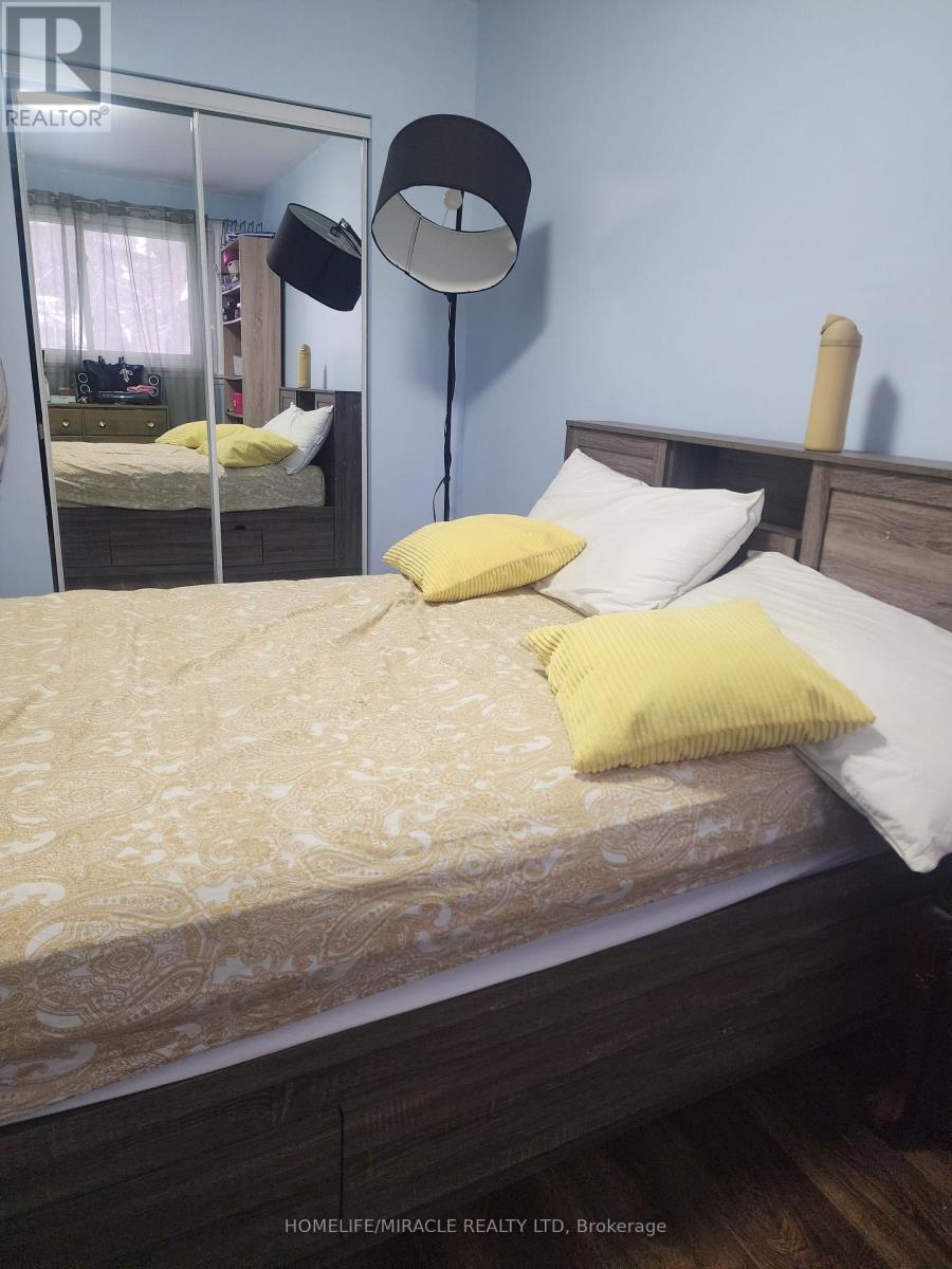 63 Alexandria Crescent, Brampton, Ontario  L6T 1N2 - Photo 4 - W12678164