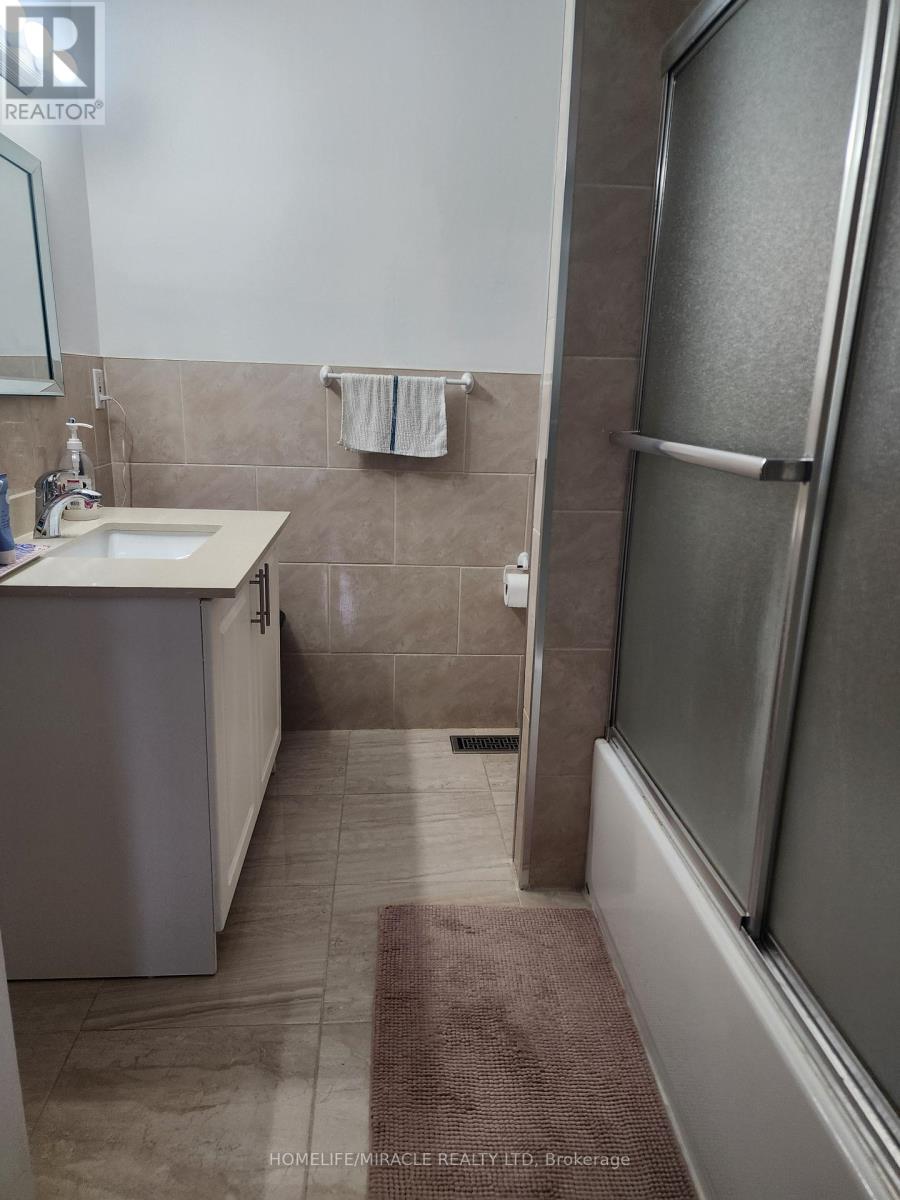 63 Alexandria Crescent, Brampton, Ontario  L6T 1N2 - Photo 6 - W12678164