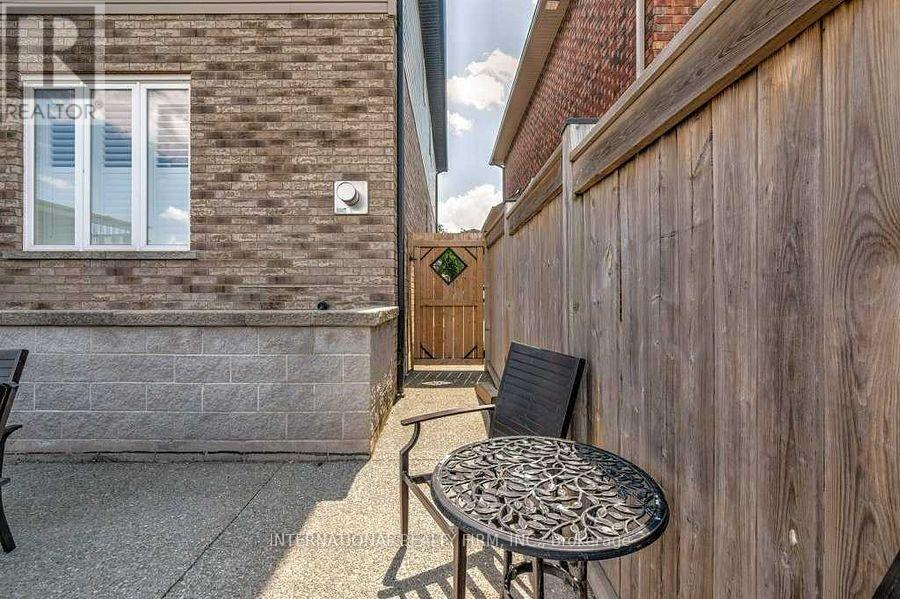 113 Whitefish Crescent, Hamilton, Ontario  L8E 0A6 - Photo 11 - X12678088