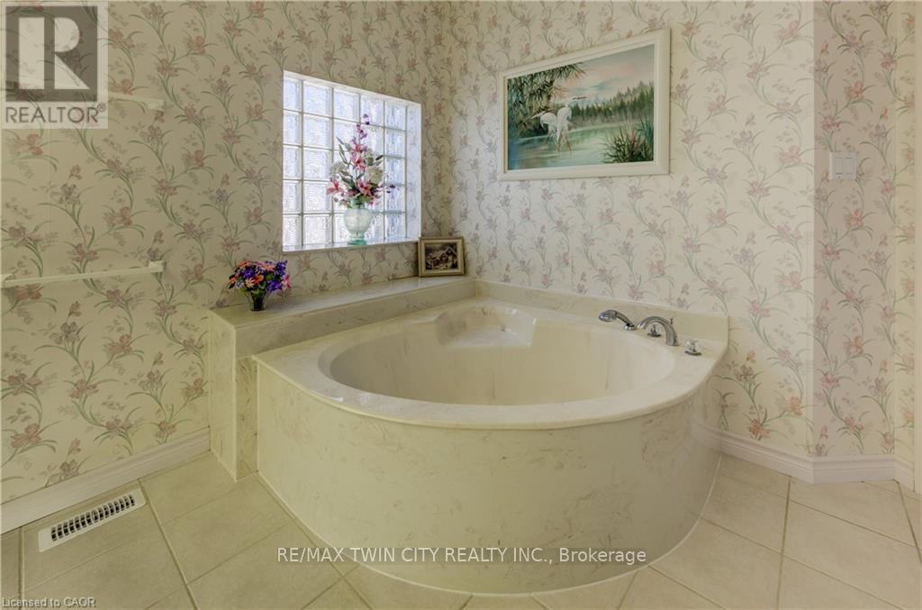 430 Caryndale Drive, Kitchener, Ontario  N2R 1M8 - Photo 21 - X12678142