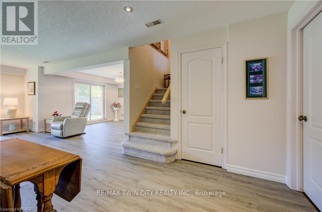 430 Caryndale Drive, Kitchener, Ontario  N2R 1M8 - Photo 22 - X12678142