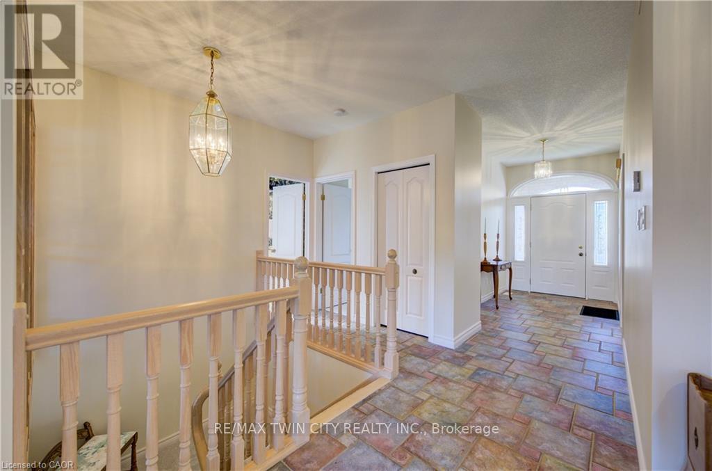 430 Caryndale Drive, Kitchener, Ontario  N2R 1M8 - Photo 7 - X12678142