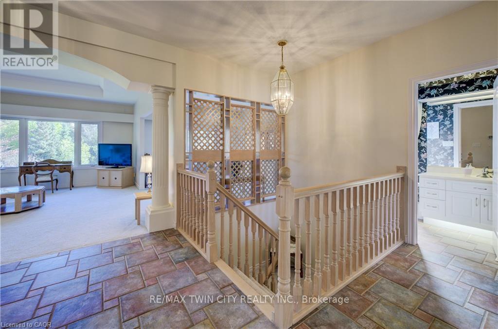 430 Caryndale Drive, Kitchener, Ontario  N2R 1M8 - Photo 8 - X12678142