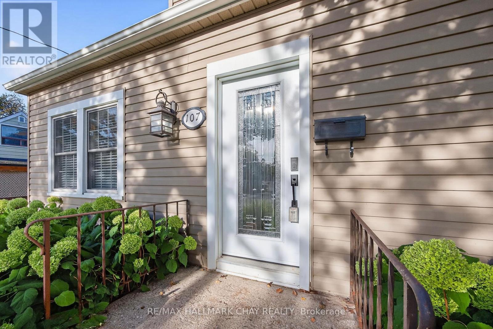 107 Peel Street, Barrie (Wellington), Ontario  L4M 3L5 - Photo 2 - S12678242