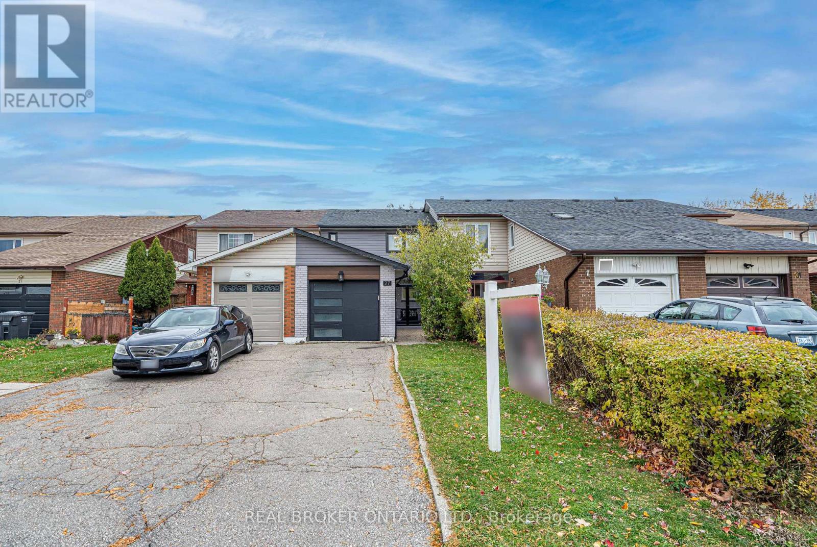 27 Kingswood Drive, Brampton, Ontario  L6V 2X5 - Photo 2 - W12678248
