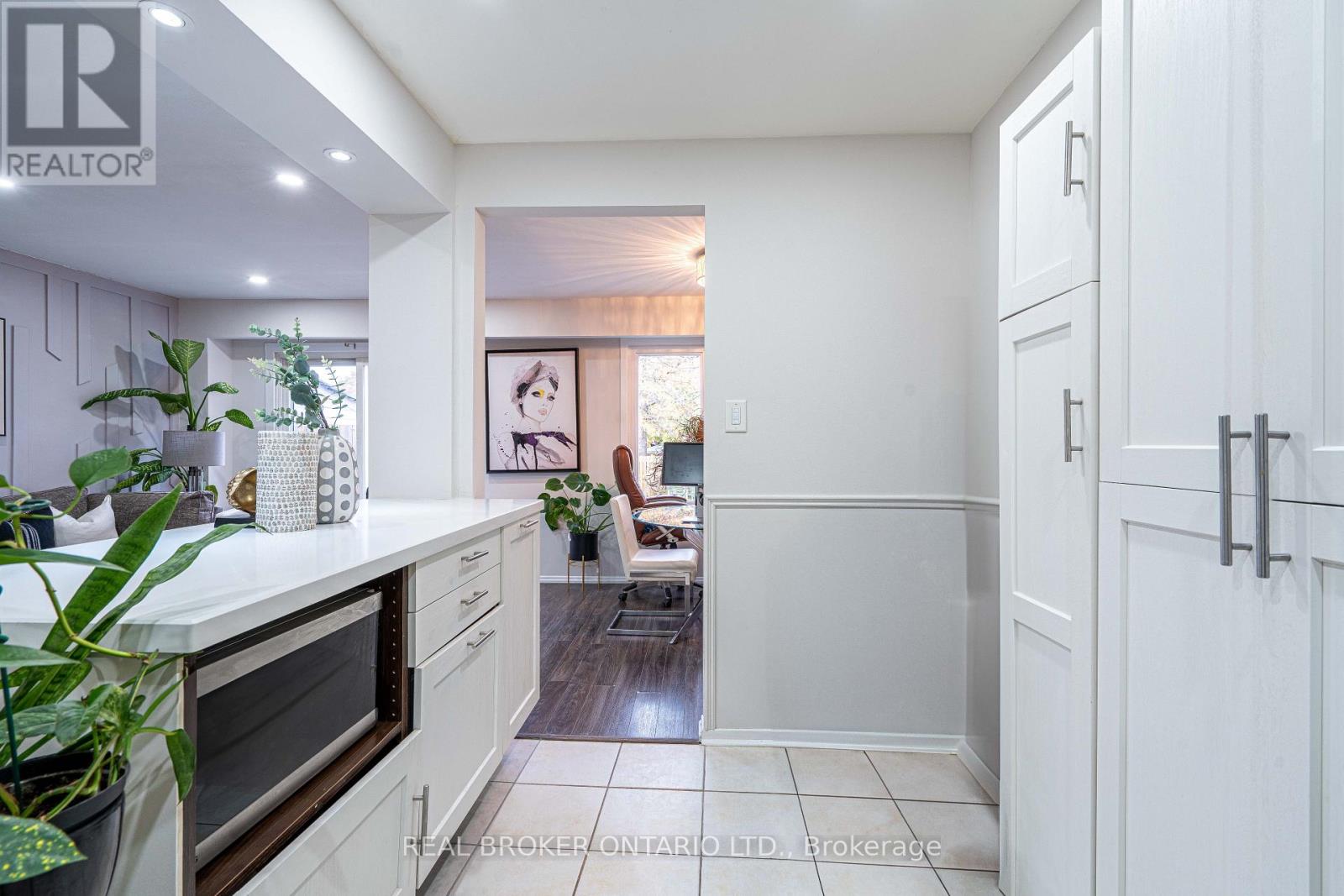 27 Kingswood Drive, Brampton, Ontario  L6V 2X5 - Photo 9 - W12678248