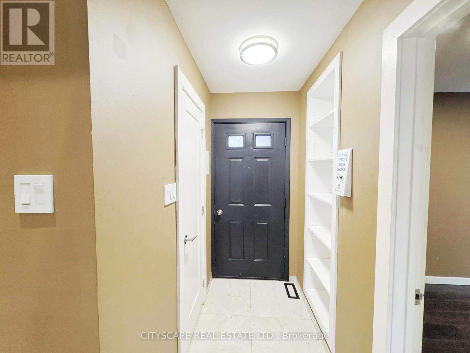 4064 Teakwood Drive, Mississauga, Ontario  L5C 3L5 - Photo 5 - W12676446