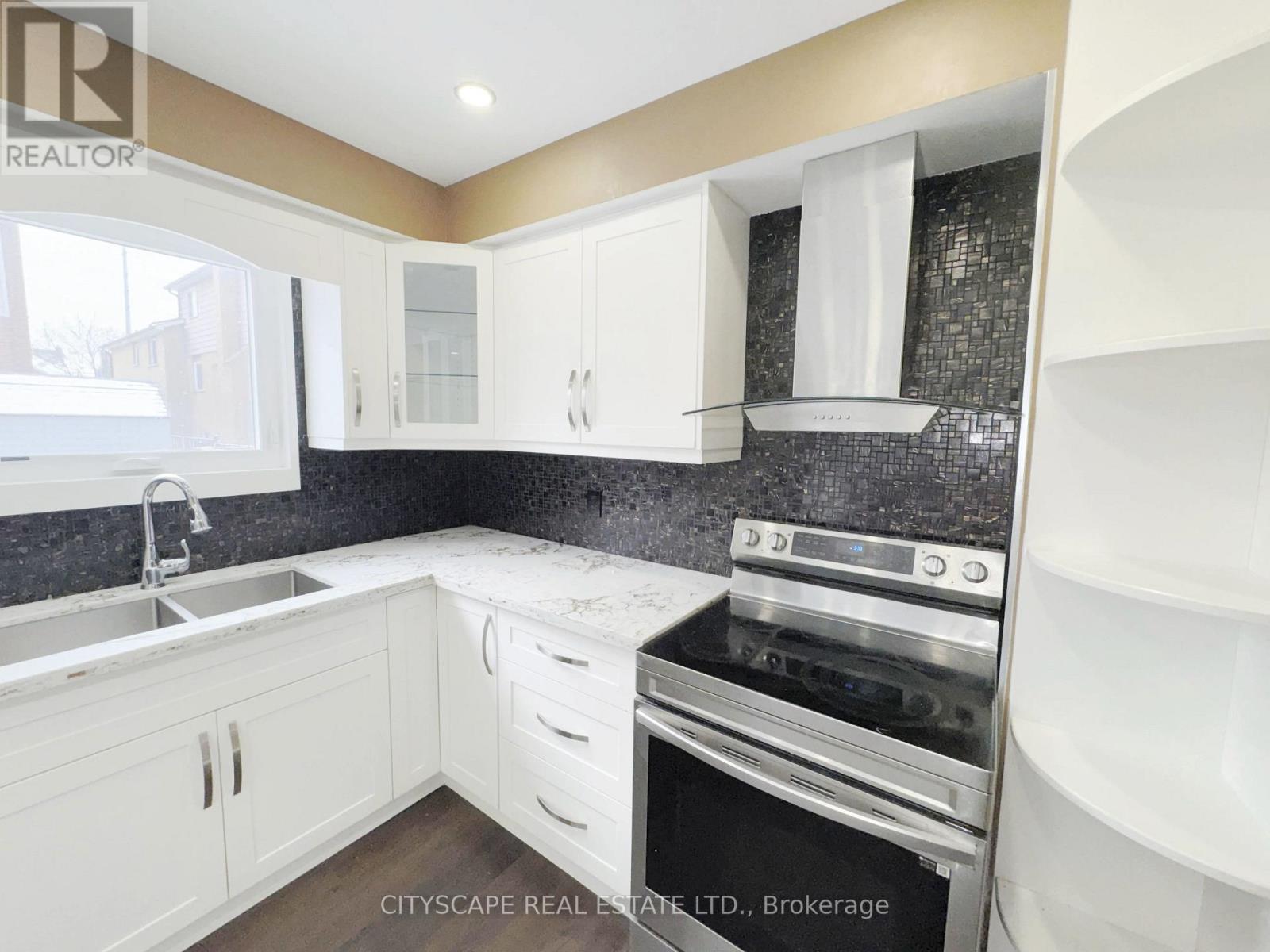 4064 Teakwood Drive, Mississauga, Ontario  L5C 3L5 - Photo 12 - W12676446