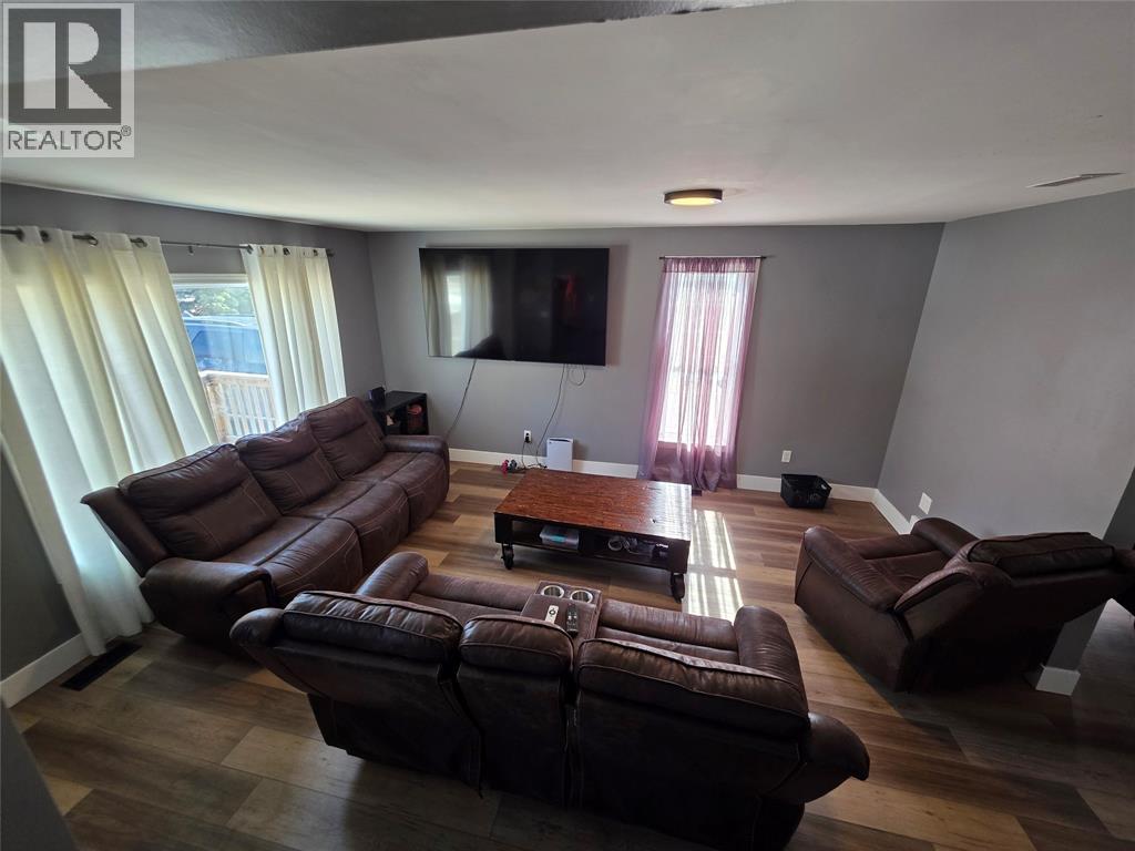 2565 Elizabeth Street, Oil Springs, Ontario  N0N 1P0 - Photo 3 - 25031658